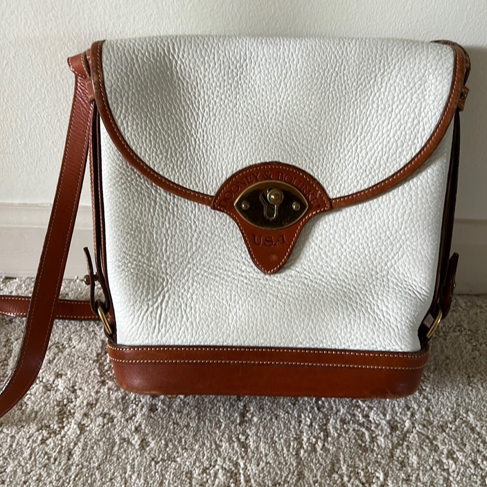 Original Vintage Dooney and Bourne white leather shoulder strap handbag